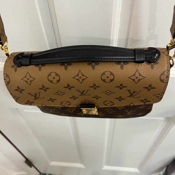 Louis Vuitton Pochette Metis in Reverse Monogram - Picture 2 of 9